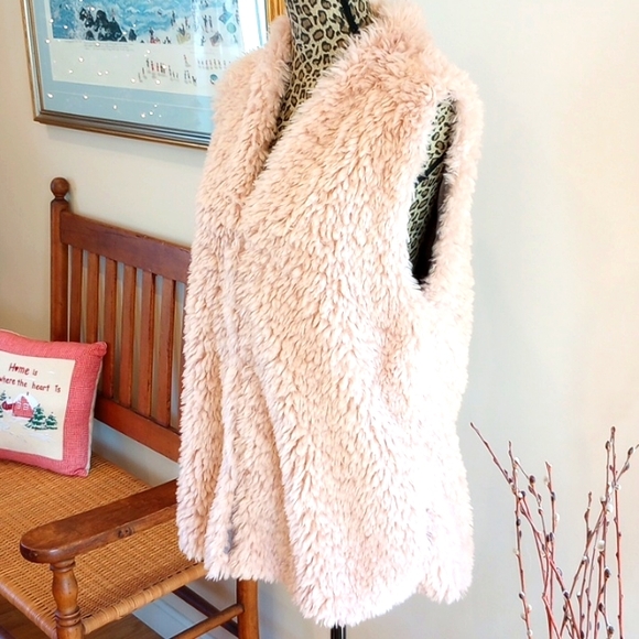Dylan Ladies Faux Fur Vest Size:M Color:Light Pink NWT - Picture 2 of 12